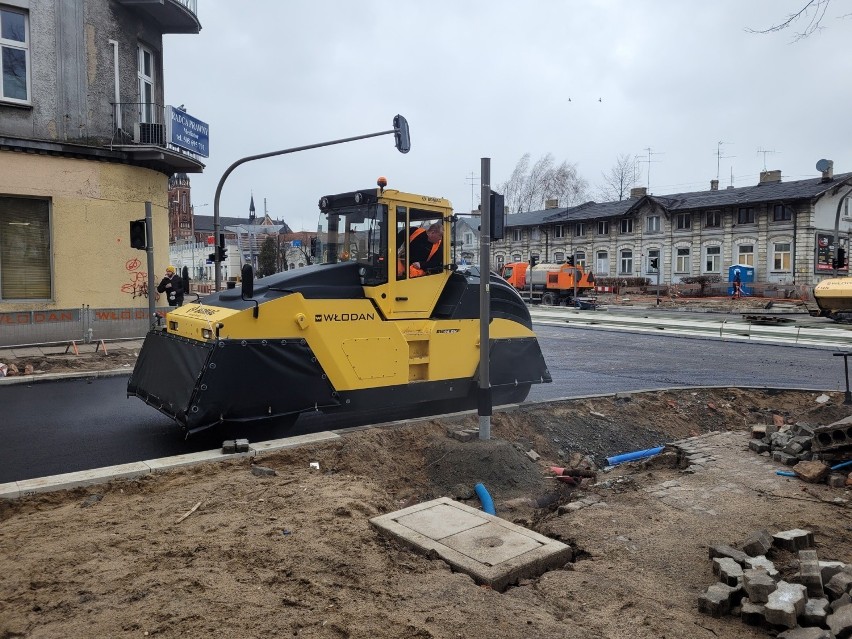 W centrum Pabianic już leją asfalt. Postęp prac na najważniejszym odcinku w ścisłym centrum. Robotnicy pracują też w nocy ZDJĘCIA