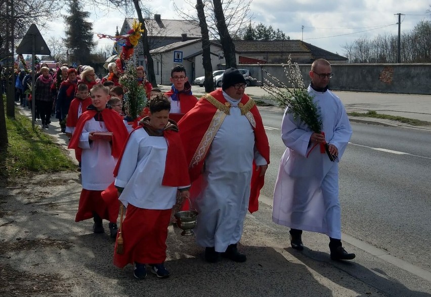 Uroczyste obchody Niedzieli Palmowej w parafii w Czarnożyłach 