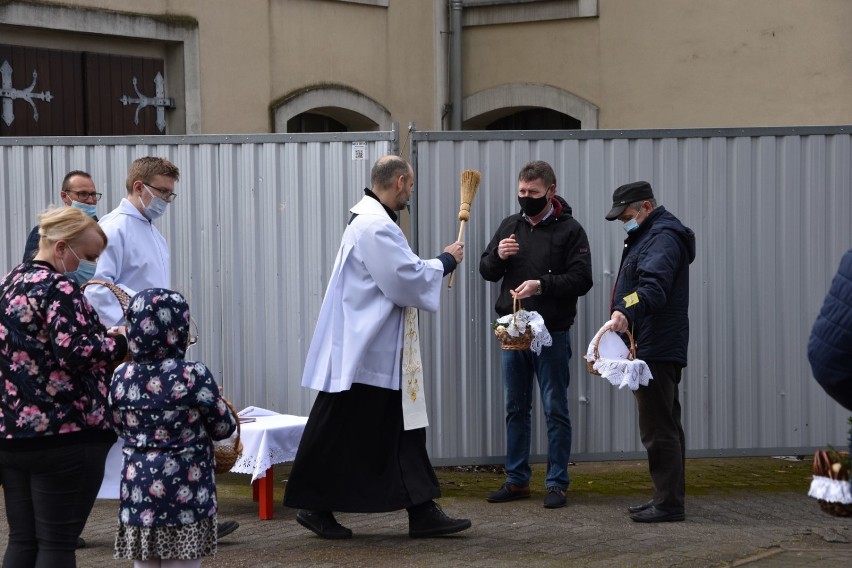 Nowy Tomyśl. Poświęcenie potraw w parafii Najświętszego Serca Pana Jezusa w Nowym Tomyślu