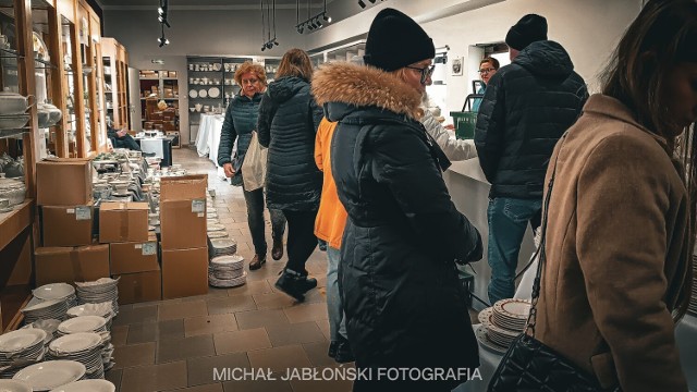 Wyprzedaż porcelany w Zakładzie Porcelany Karolina, nawet 70 procent. Ludzie stoją w długich kolejkach, by upolować perełki