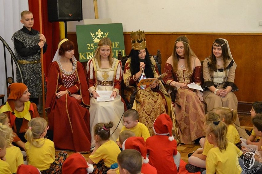 Licealiści opowiedzieli przedszkolakom o Królowej Jadwidze