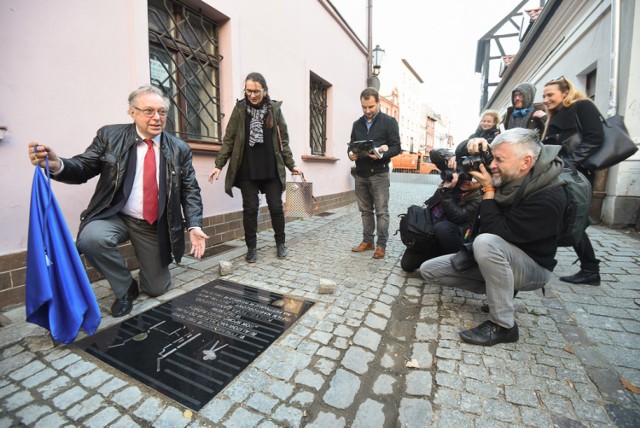 „Rok spokojnego słońca” to film, który reżyser Krzysztof Zanussi kręcił na ulicach toruńskiej starówki. Z tej okazji znany filmowiec odsłonił pamiątkową tablicę, która ma przypominać torunianom o tamtych wydarzeniach. Zobaczcie, zdjęcia z tego wydarzenia.

Polecamy: Prezentujemy sylwetki nowych toruńskich radnych miejskich

