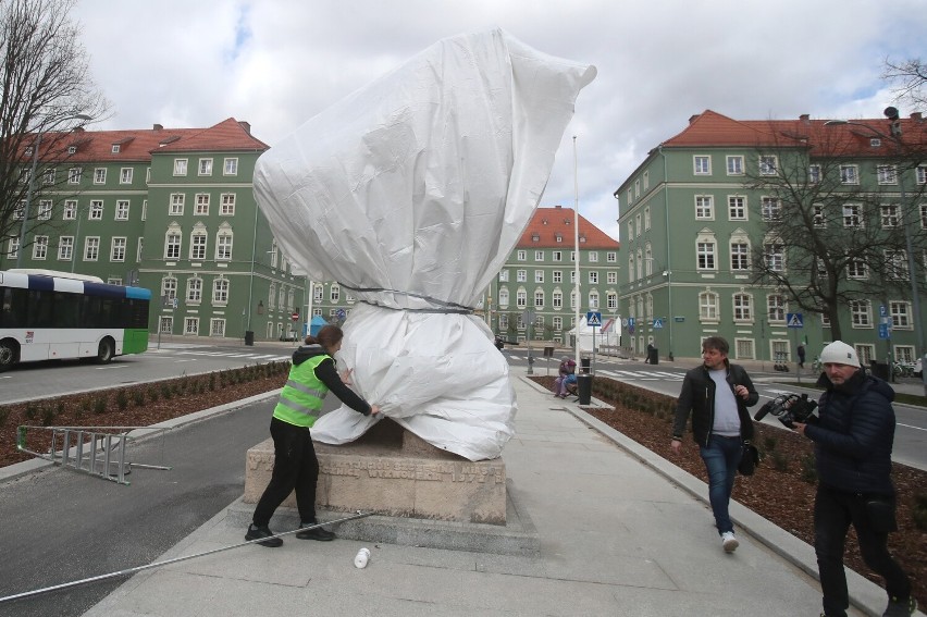 Szczeciński Gryf opakowany przez lokalnych artystów. Dlaczego? [ZDJĘCIA, WIDEO]