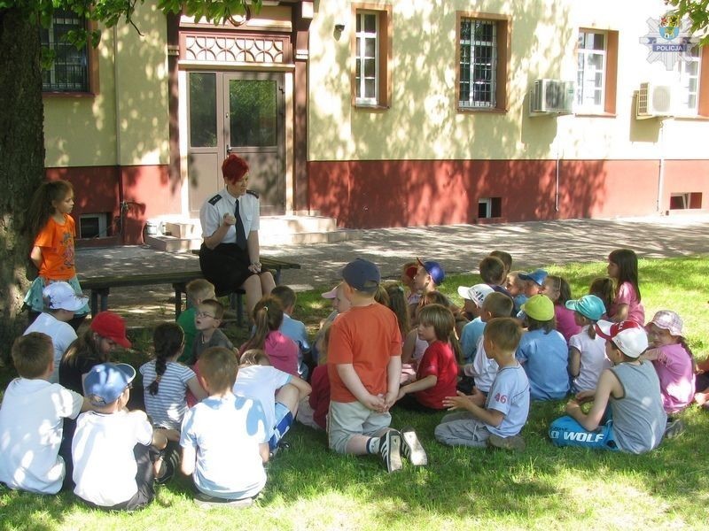 Lęborscy policjanci spotkali się z dziećmi ze szkoły w Szczenurzy