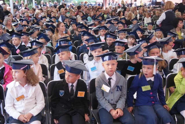 Wojewódzka inauguracja roku szkolengo w SP 15 w Raciborzu. Minister pasowała uczniów