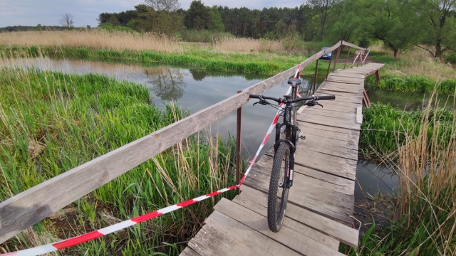 Kładki zostały tymczasowo zabezpieczone taśmą