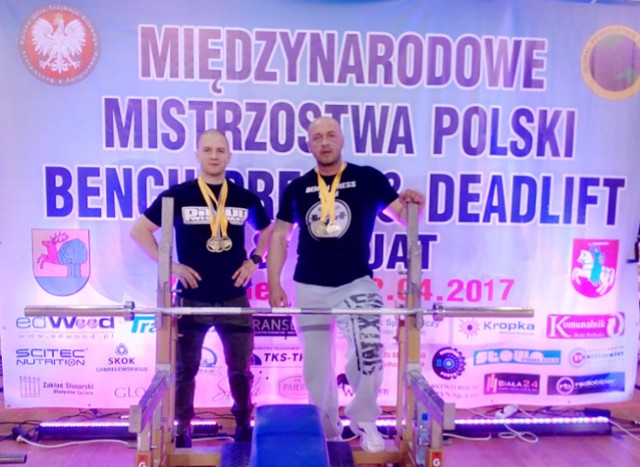 Tomasz Domaradzki (z prawej) Miedzynarodowym Mistrzem Polski w wyciskaniu sztangi i przysiadzie ze sztangą. Na zdjęciu razem z podopiecznym.