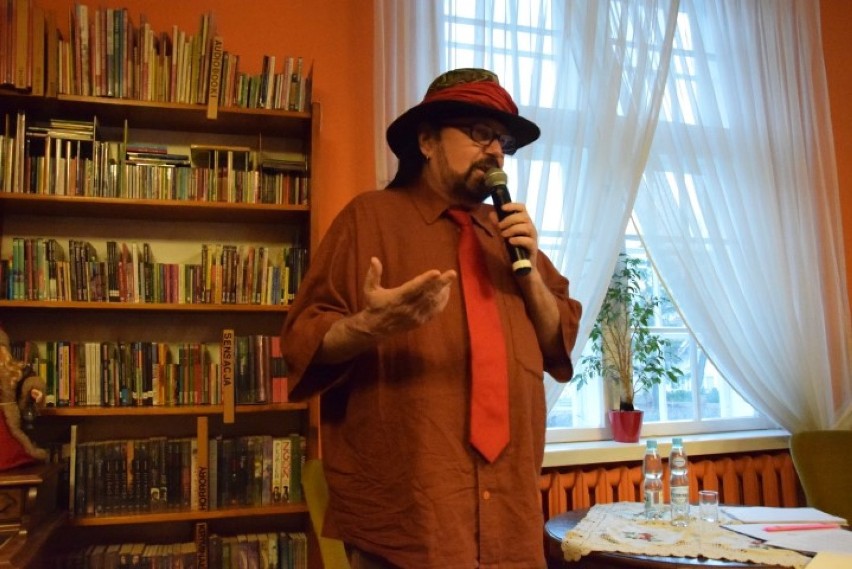Zbigniew Hołdys spotkał się z czytelnikami i wielbicielami swojej muzyki w bibliotece w Pruszczu  [ZDJĘCIA, WIDEO]