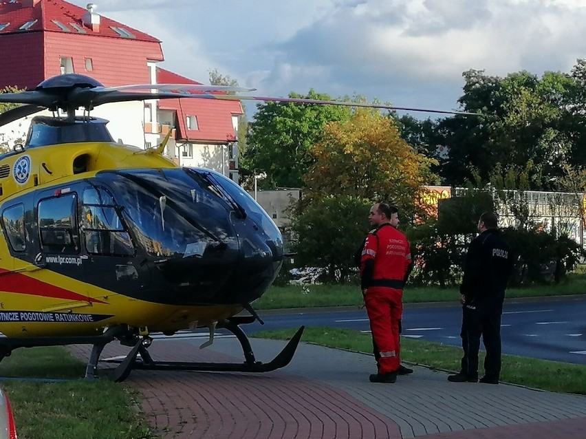 Śmigłowiec LPR lądował przy ruchliwym rondzie w Kołobrzegu [ZDJĘCIA, WIDEO]