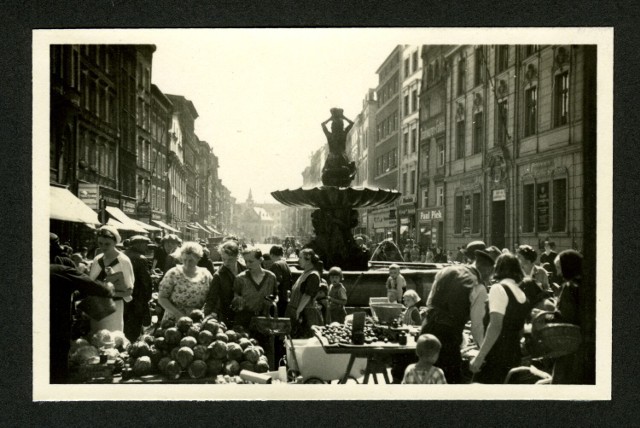 Stoiska targowe wokół Fontanny Trytona, 1934-1938