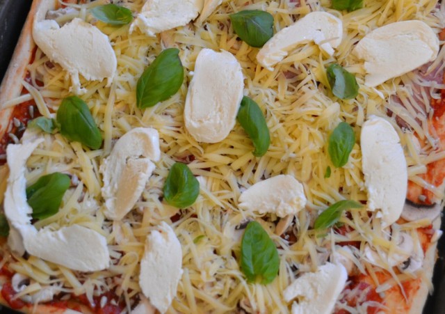 Wiele osób zachwala domową pizzę, ale zdecydowana większość poleca konkrente miejsca, w których można zamówić ten włoski przysmak.