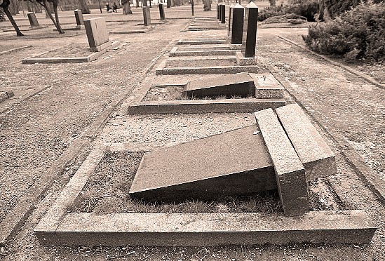 Chuligani przewrócili płyty z nazwiskami żołnierzy radzieckich na jedenastu grobach.