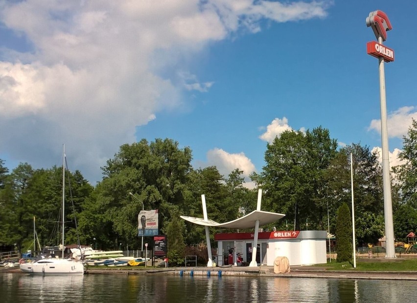 Tankowanie łodzi. Stacje paliw na wodzie. ORLEN na Mazurach,...