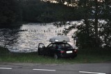 Szczytno: Pijany kierowca wjechał samochodem do jeziora w Dłużku [ZDJĘCIE]