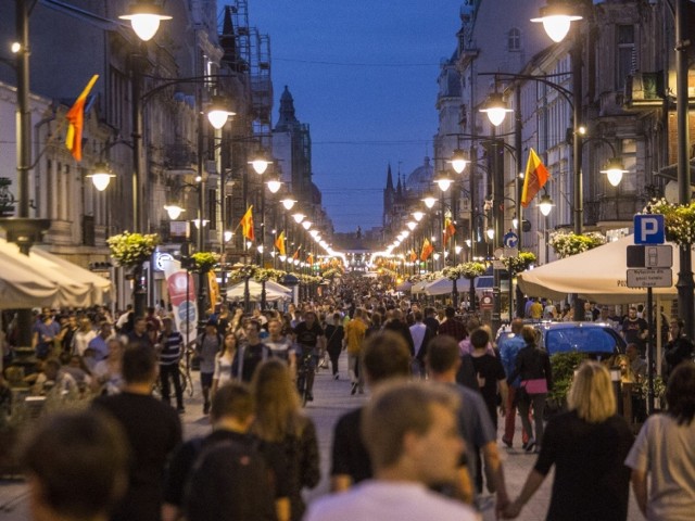 28 - 29 lipca

Strefa motoryzacji 
- godz. 12-18, między ul. Jaracza i Zieloną

Pomiędzy ulicami Jaracza i Zielona powstanie strefa motoryzacji, gdzie dzięki współpracy ze Stowarzyszeniem Classic Cars i ich "Garażem klasyków" prezentowane będą samochody zabytkowe i klasyki

Sporty ekstremalne 
- godz. 12-18, odcinek Zielona / 6 sierpnia

Odcinek Zielona / 6 sierpnia wypełni się fanami sportów ekstremalnych to właśnie tam specjalnie na urodziny zbudowany będzie skatepark wyposażony w rampę oraz mobilny Dirt Jump z potężnym 3 metrowym najazdem, na którym prezentować będą się najlepsi w Polsce zawodnicy freestyle BMX.

TOR RC i ATRAKCJE DLA DZIECI
- godz. 12-18
W kolejnym odcinku znajdziemy tor samochodów zdalnie sterowanych (RC) gdzie poza pokazami jazdy w wykonaniu specjalistów będzie możliwość sprawdzenia swoich umiejętności. Pojawią się tez "dmuchańce" i wiele mniejszych atrakcji kierowanych do dzieci.

Festiwal Lodów Rzemieślniczych 
- na odcinku Próchnika / Jaracza

Na odcinku Próchnika/ Jaracza po raz drugi specjalnie z okazji urodzin odbędzie się "Festiwal Lodów Rzemieślniczych"

"Street Beer Festival"
- od Tuwima do Nawrot

Strefa Chillout 
- Pasaż Schillera

Świętowanie Łodzi to przede wszystkim wypoczynek na świeżym powietrzu. Na pasażu Schillera zagości Strefa Chilloutu organizowana przez Piotrkowską 217. W tej specjalnie wydzielonej przestrzeni zagoszczą leżaki, parasole i regały z książkami. Za atrakcje na strefie będą odpowiadali partnerzy Street Beer Festiwalu, czyli Festiwalu Piw Rzemieślniczych, który odbywa się w sąsiedztwie. Firma Browin w sobotę prowadzić będzie pokazy warzenia piwa, a Bractwo Piwne zorganizuje konkurs na Piwo Publiczności oraz konkursy zręcznościowe. z nagrodami od browarów.

Muzyka i taniec 
- Pasaż Rubinsteina

W Pasażu Rubinsteina stanie scena na której prezentować będą się uczniowie szkoły muzycznej Guitar Harmony.
Nie zabraknie też zajęć ruchowych zorganizowanych przez szkołę tańca Kids i Lejdis Studio

Magiczny Pasaż Róży
- godz. 12-18

Nowością w tym roku będzie "Magiczny Pasaż Róży" który specjalnie na urodziny zmieni się w Krainę zabaw dla dzieci. W najpiękniejszym łódzkim podwórku odbywać będą się przedstawienia dla dzieci, animacje, warsztaty przygotowane przy współpracy z Akademickim Ośrodkiem Inicjatyw Artystycznych.

Rzeka Rzeczy 
- Traugutta

W niedzielę, 29 lipca ulicą Traugutta popłynie po raz drugi "Rzeka Rzeczy". Zapraszamy wszystkich, dużych i małych, sprzedających i kupujących na prawdziwy pchli targ - oferujący „dobro wszelakie“: starzyznę, sztukę wyższych i niższych lotów, przeczytane książki, antyki prosto z piwnic i strychów, perełki vintage, smakołyki domowej roboty oraz tysiąc i jeden drobiazgów.

Czytelnia na ulicy Piotrkowskiej 
- przed DH Magda

Pod domem handlowym Magda zaczytamy się w zbiorach Biblioteki Uniwersyteckiej.

Słynna łódzka "Buła" oraz Fundacja Ulicy Piotrkowskiej zapraszają w sobotę, 28 lipca, 10.00-18.00

W publicznej czytelni udostępnione zostanie ponad 100 woluminów książek, lekturze których oddać się będzie mogła każda przechodząca osoba. W tym celu udostępnimy Czytelnikom leżaki oraz inne siedziska pozwalające na wygodną lekturę. Każdy z dobrą książką w ręku poczuje się jak w domu – wszak Łódź to nasz dom. Odwiedzający czytelnię będą również mogli zapoznać się z działalnością Fundacji Ulicy Piotrkowskiej.