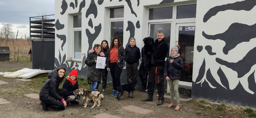 Dzieci ze Szkoły Podstawowej w Wojborzu na pomoc zwierzętom 