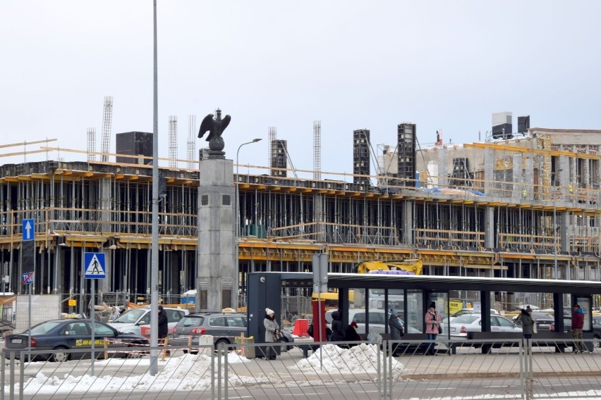 Modernizacja dworca PKP w Kielcach trwa już rok. Zobacz na zdjęciach, co powstało w tym czasie