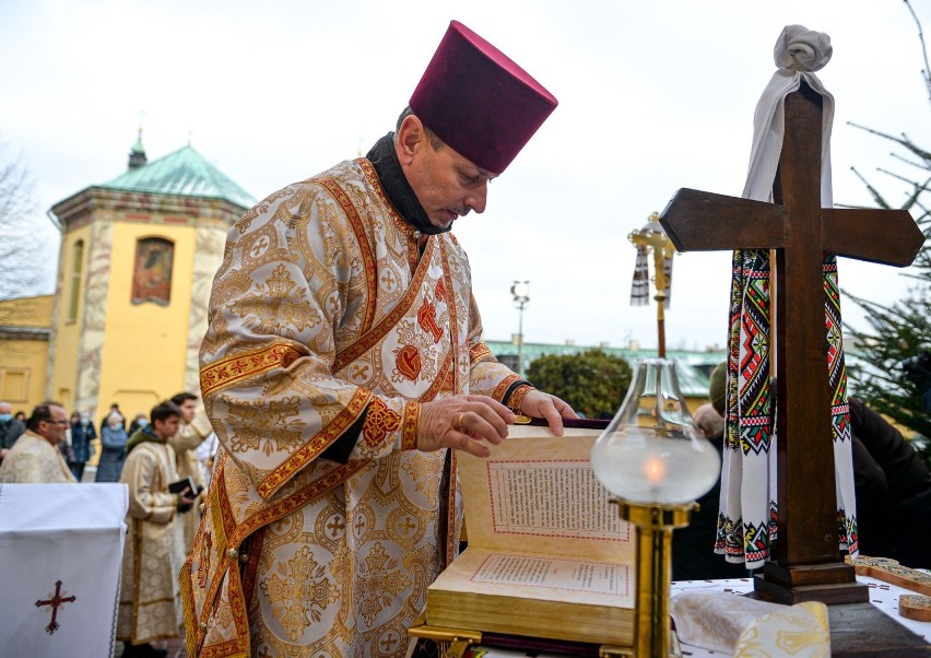 Święto Jordanu 2022 w Przemyślu. Duchowni błogosławili wodę trójramiennymi świecznikami oraz trzykrotnie zanurzali w niej krzyż [ZDJĘCIA]