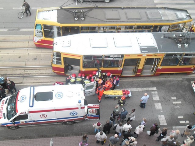 Wypadek na Piotrkowskiej. Mężczyzna wpadł pod tramwaj