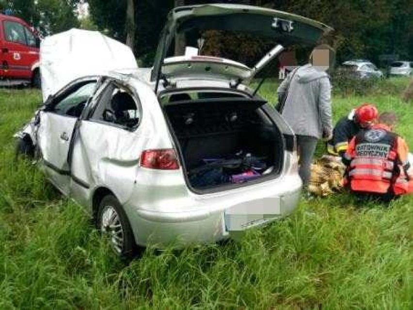 Groźny wypadek na DK-6. Peugeot uderzył w drzewo. Seat zjechał z drogi i dachował