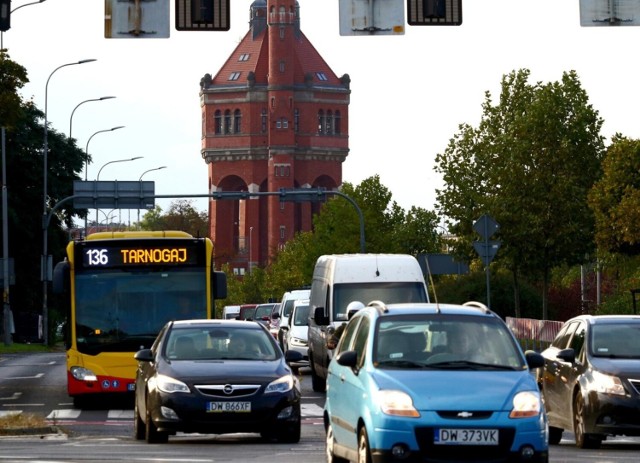 Najnowszy raport Yanosika przedstawił średnie prędkości jazdy kierowców w 24 miastach w Polsce w czasie pierwszych dwóch tygodni września, od poniedziałku do piątku, w godzinach od 7 do 9 rano i porównał je do danych z sierpnia