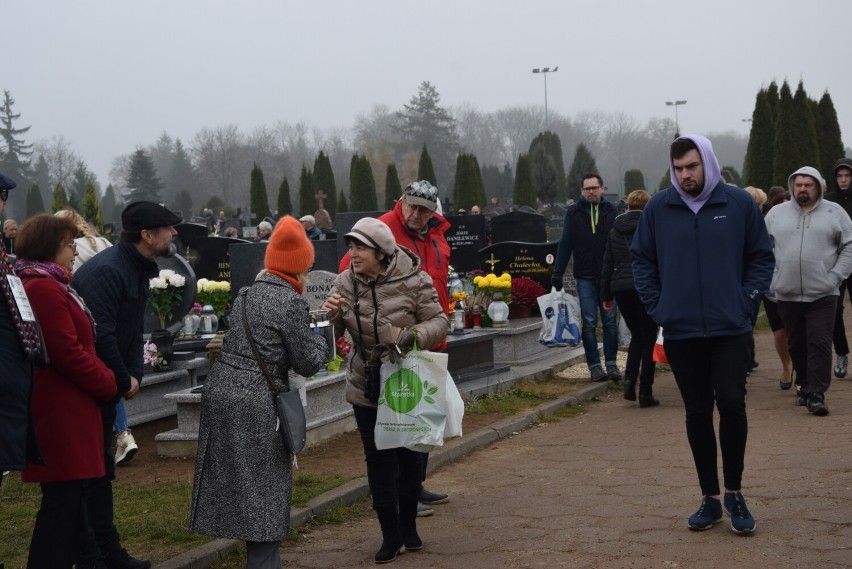 Suwalczanie odwiedzają groby bliskich i włączają się w zbiórkę na renowację zabytkowych nagrobków 