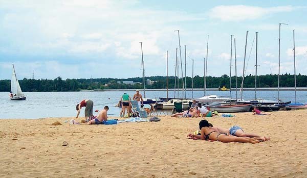 Parę kilometrów od miasta można wypocząć na piaszczystej plaży