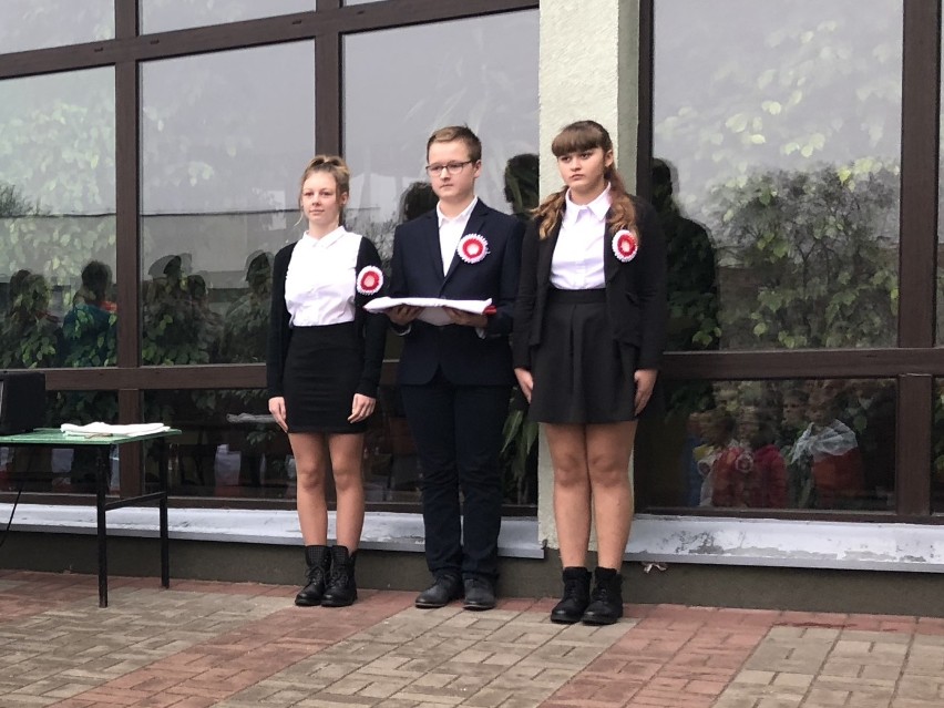 Święto Niepodległości w Kwidzynie. Uczniowie "szóstki" o 11.11 zaśpiewali hymn narodowy [ZDJĘCIA]