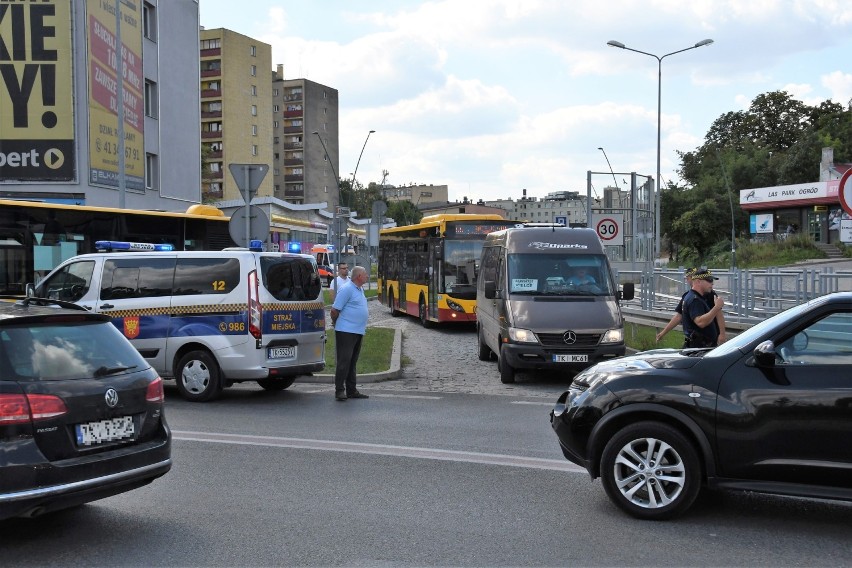 Zderzenie autobusu z osobowym mercedesem w centrum Kielc. Gigantyczne korki! 