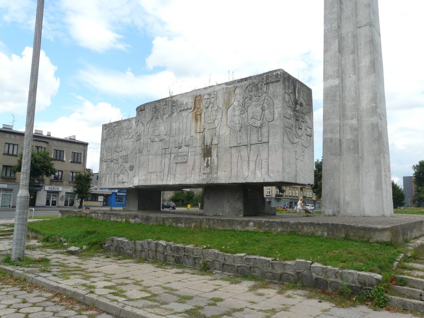 Jest decyzja! Pomnik Bojowników o Wyzwolenie Społeczne i Narodowe w Pabianicach na Starym Rynku zostanie wyburzony 