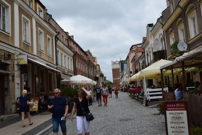 Mnóstwo turystów w sobotę, 2 lipca w Sandomierzu. Miasto tętniło życiem. Zobacz zdjęcia