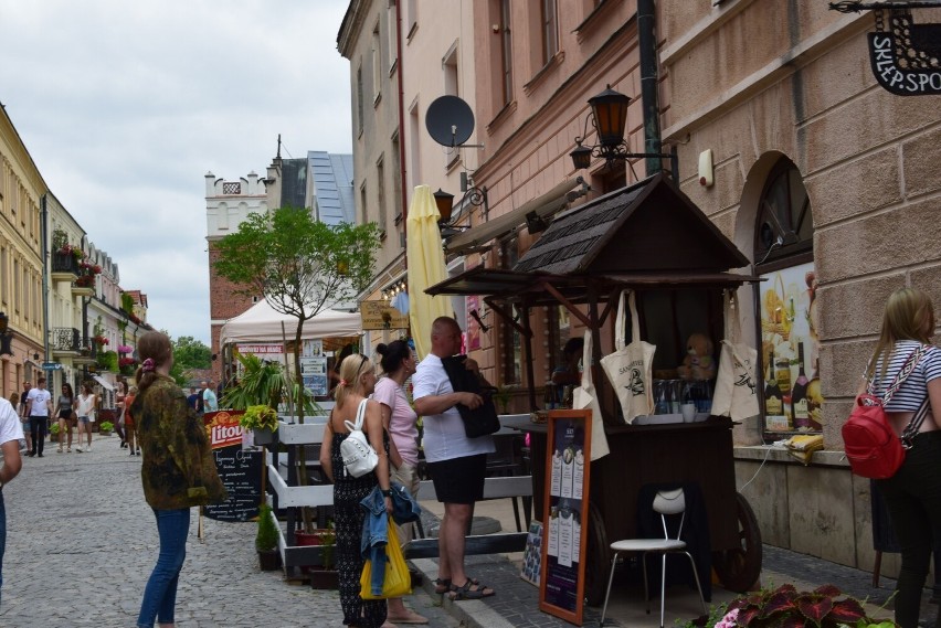 Mnóstwo turystów w sobotę, 2 lipca w Sandomierzu. Miasto tętniło życiem. Zobacz zdjęcia