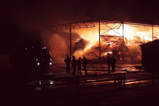 Wielki pożar wybuchł pożar w zabudowaniach "spółdzielni" w Chaławach (gm. Brodnica). Strażacy ratowali bydło i zabudowania. Gaszenie może potrwać nawet kilka dni