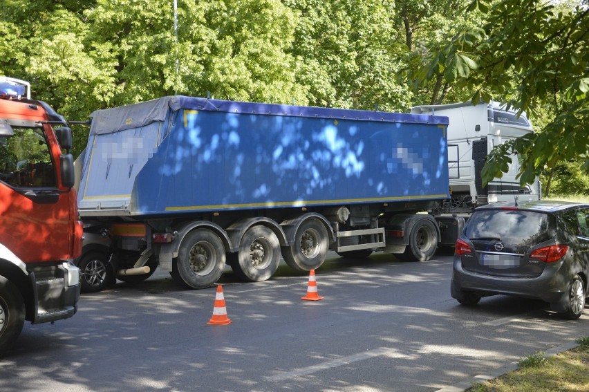 Głogów: Zderzenie dwóch osobówek i ciężarówki na dużym rondzie. ZDJĘCIA