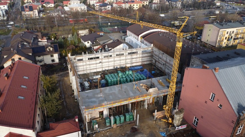 Mury nowej sali gimnastycznej olkuskiego „Mechanika” pną się...