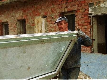 Waldemar Matczak, który za 15 tysięcy złotych kupił sobie kąt na osiedlu, remontuje swoje mieszkanie. Jedną zimę już przetrzymał. Fot. P. Krzyżanowski