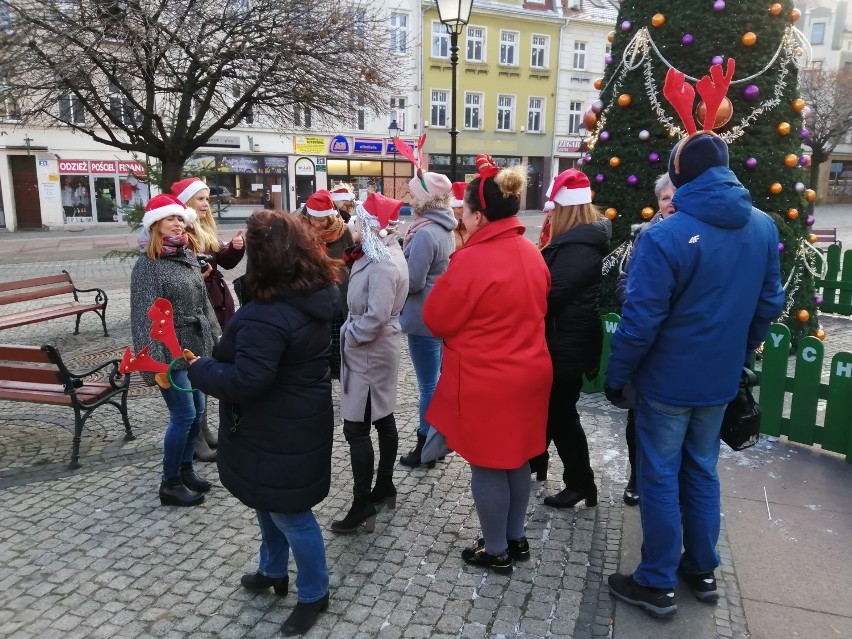 Wałbrzyszanie fotografują się przy świątecznych dekoracjach w Rynku