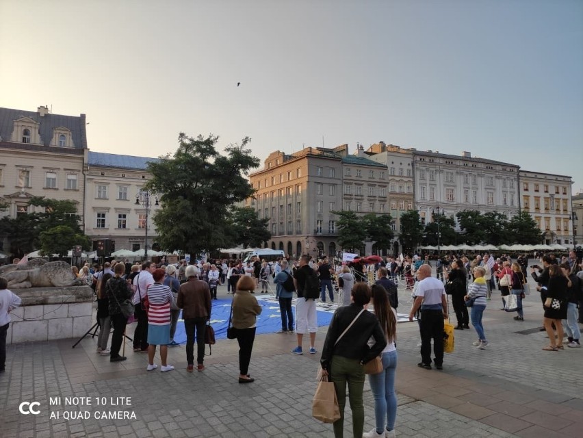 Kraków. "Wolne media, wolni ludzie, wolna Polska". Protest przeciwko ustawie "Lex TVN" na Rynku Głównym