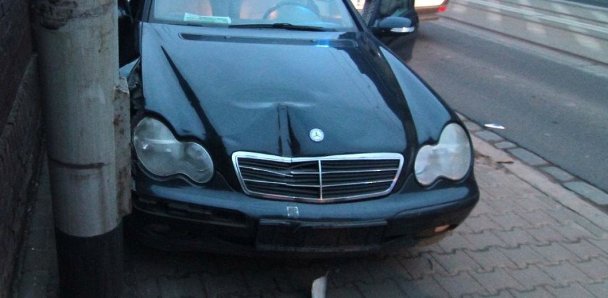 Policjanci zauważyli pojazd marki Mercedes z uszkodzonym...
