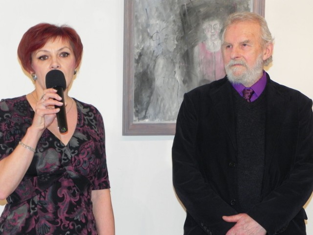 Dyrektor BWA w Ostrowcu Świętokrzyskim zaprezentowała podczas wernisażu sylwetkę Piotra Gawrona.