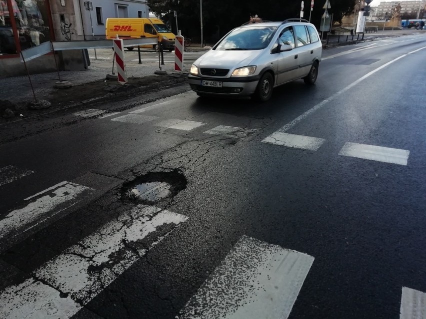 Bardzo dziurawy Wrocław. ZDiUM zapowiada wielkie łatanie dziur na ulicach miasta. Kiedy? 