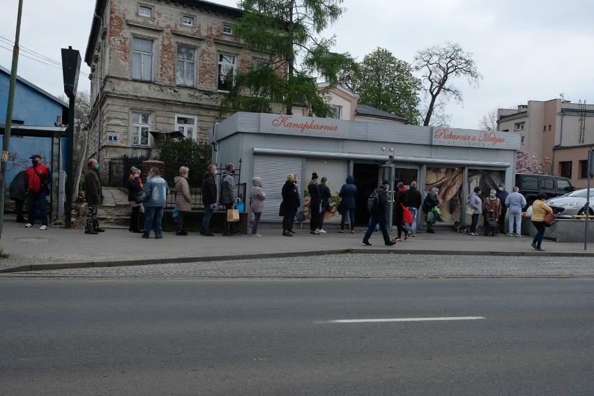 Kolejki po chleb przed żarskimi piekarniami. Czeka nas długi...