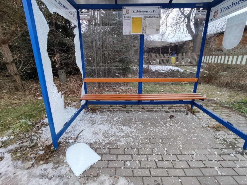 Ktoś zdewastował przystanki w gminie Lądek-Zdrój. Burmistrz za pomoc wyznaczył nagrodę 