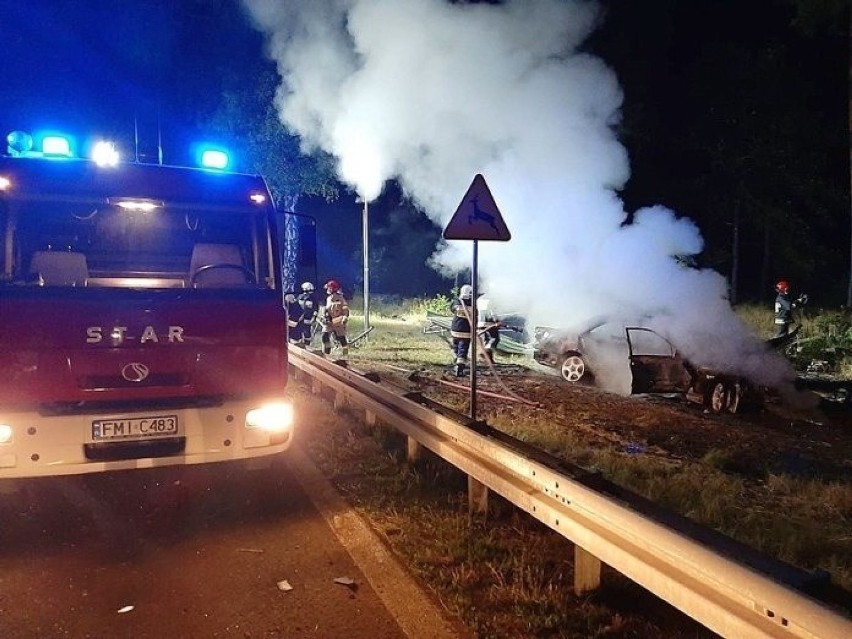 MIĘDZYRZECZ Samochód wypadł z drogi i stanął w płomieniach. Na miejscu zdarzenia natychmaist pojawili się strażacy, którzy ugasili  auto