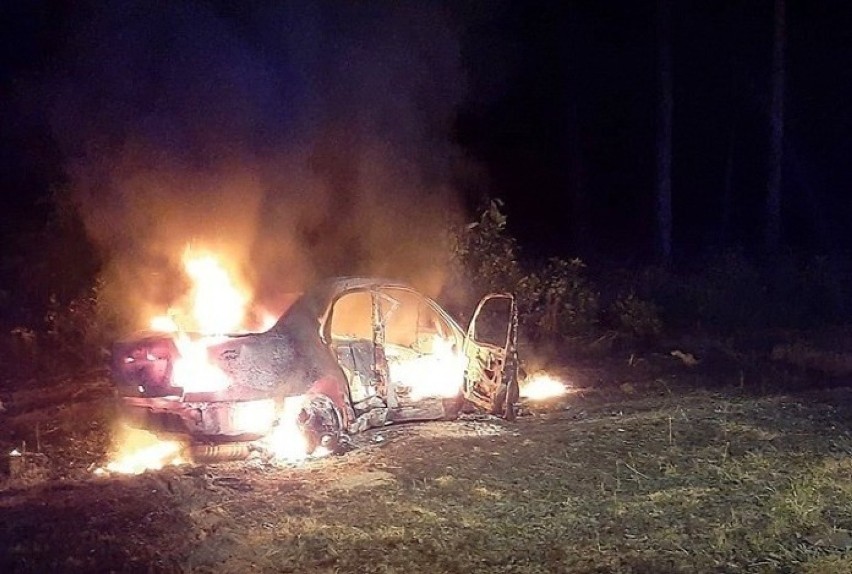 MIĘDZYRZECZ Samochód wypadł z drogi i stanął w płomieniach. Na miejscu zdarzenia natychmaist pojawili się strażacy, którzy ugasili  auto
