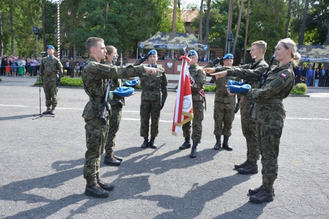 Szeregowi elewi złożyli przysięgę wojskową na sztandar 1. Lęborskiego Batalionu Zmechanizowanego podczas uroczystości na placu apelowym, w obecności rodzin i przyjaciół.