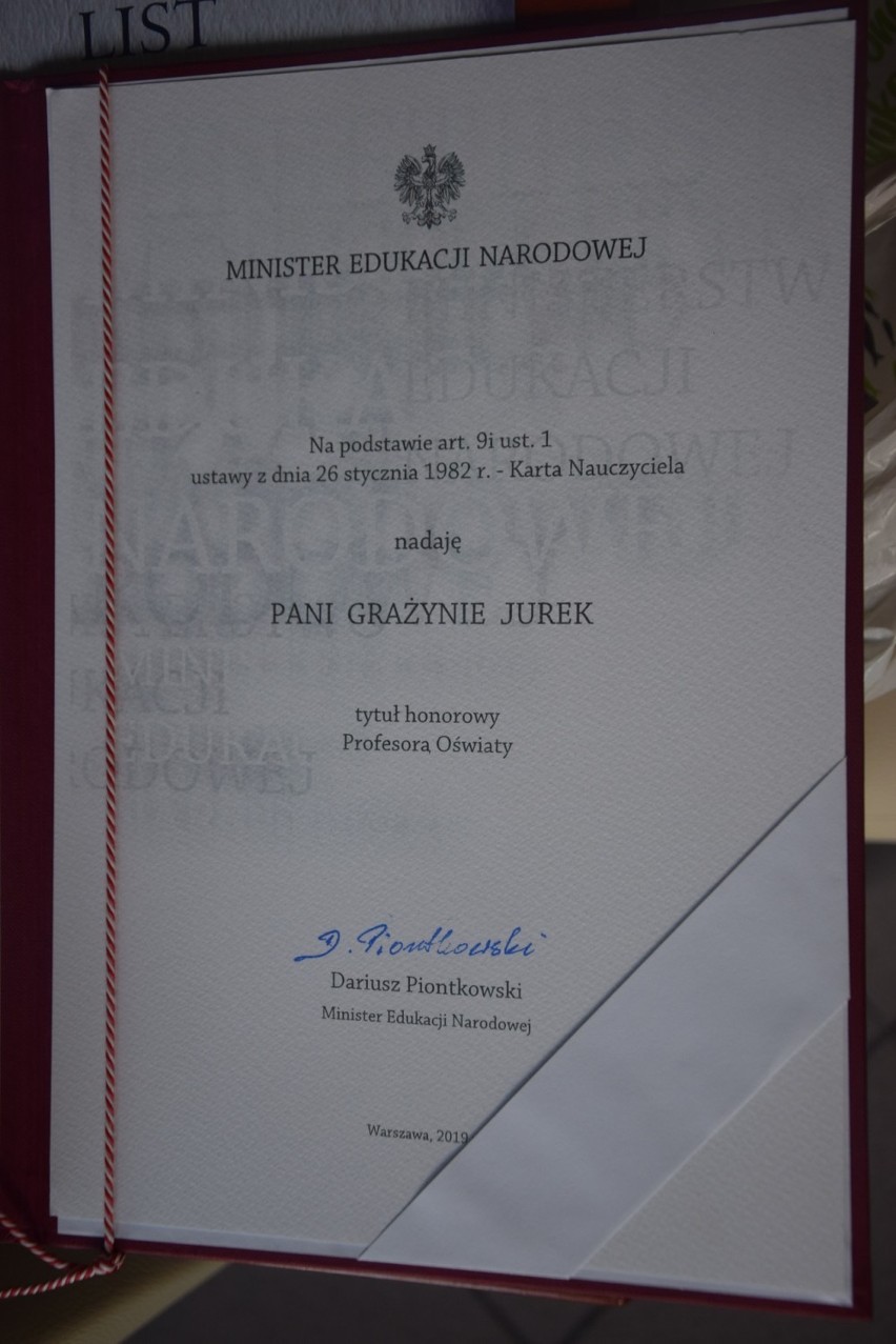 Certyfikat nadania tytułu honorowego Profesor Oświaty