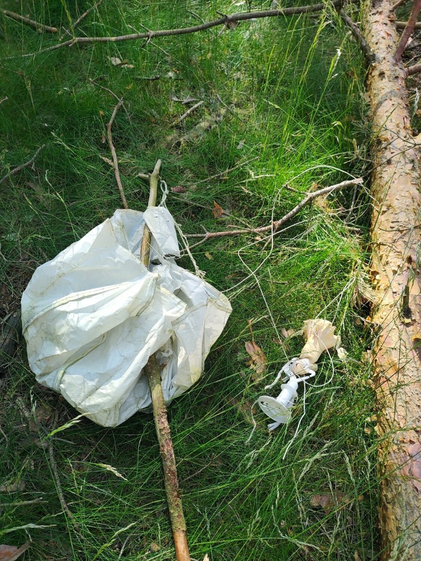 Tajemniczy balon w lesie pod Grodziskiem. Interweniowała policja i straż pożarna
