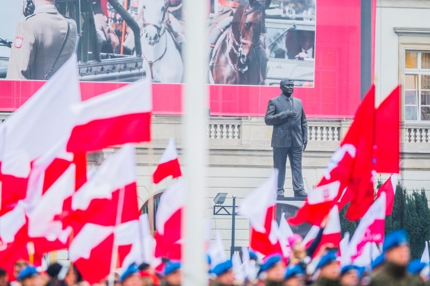 Pomnik smoleński na placu Piłsudskiego zostanie...