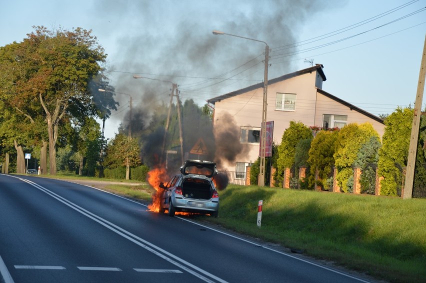 Płonące auto na ulicy Wojska Polskiego w Człuchowie